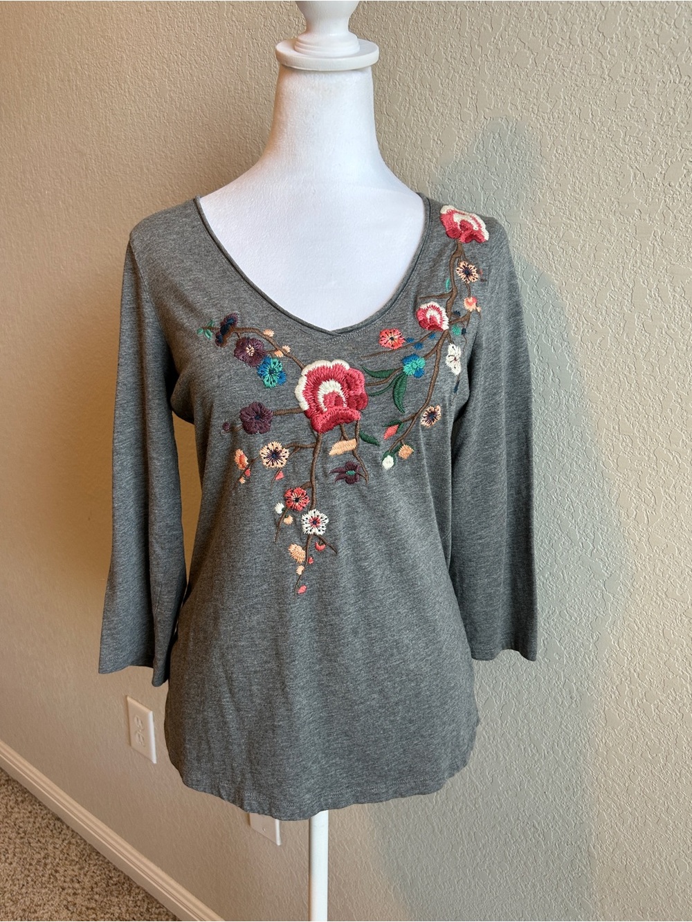 GARNET HILL Long-sleeve Tee Gray with Embroidered Flowers Size Small